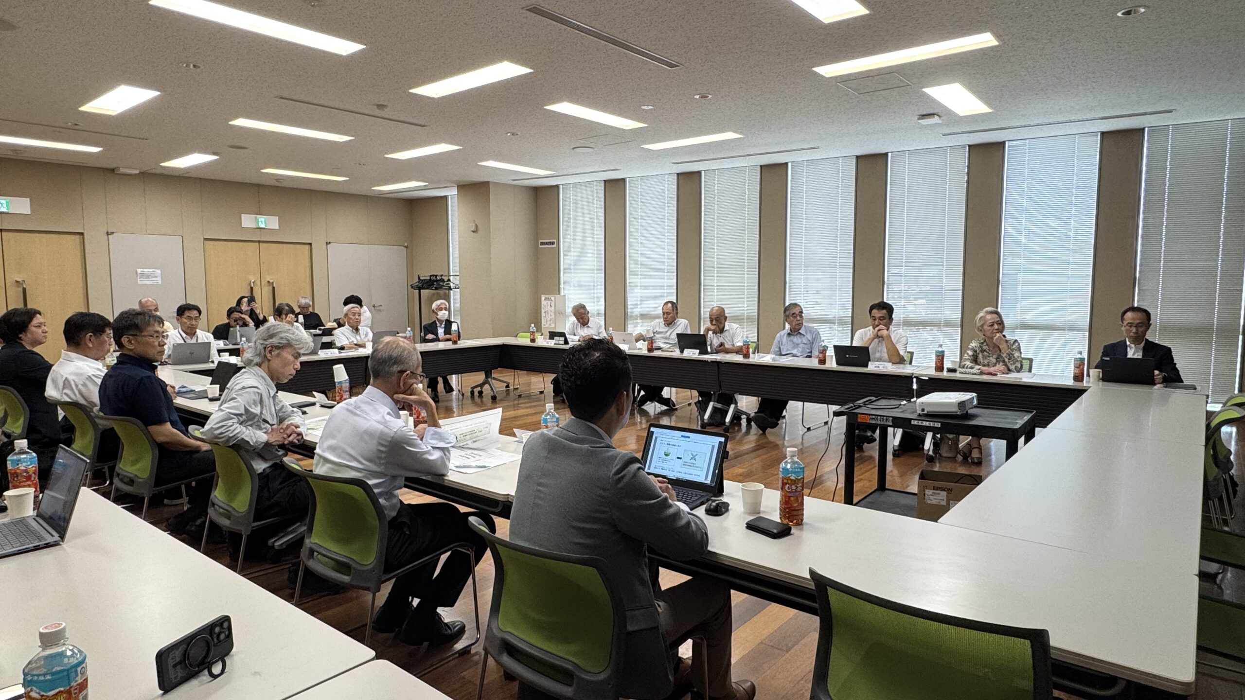 尼崎商工会議所のセミナー会場で着席する運輸・物流業界の参加者ら