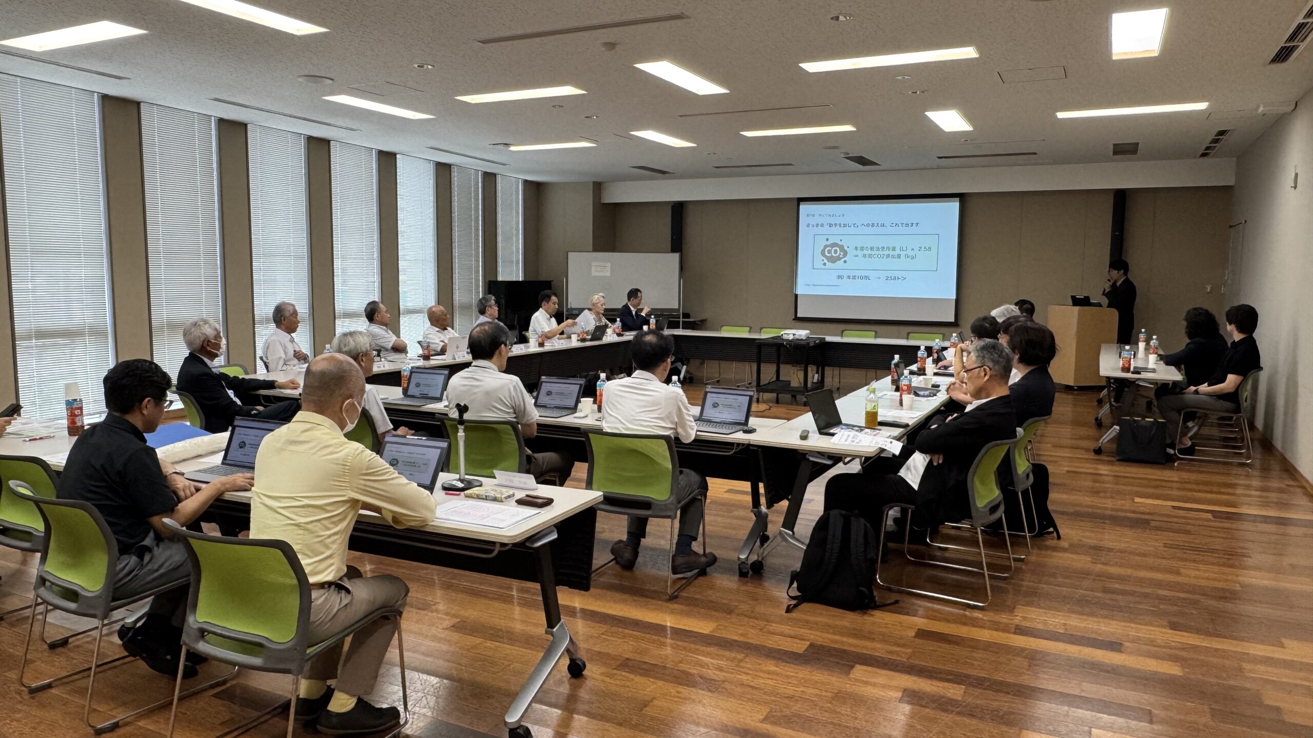 ノートパソコンでメモを取りながら講演を聞く尼崎商工会議所セミナーの参加者たち