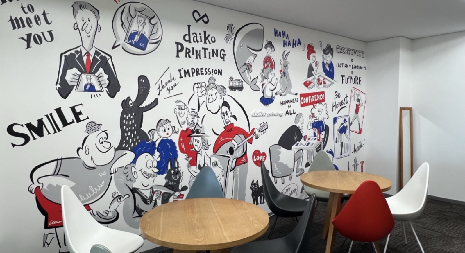 大興印刷株式会社のオフィスに完成した壁面アート全景。「daiko PRINTING」「Nice to meet you」「SMILE」「HAPPINESS for ALL」などの言葉と人物モチーフが描かれている。一般社団法人関西GX推進協議会 代表理事・GXアーティスト宇都宮涼子が制作