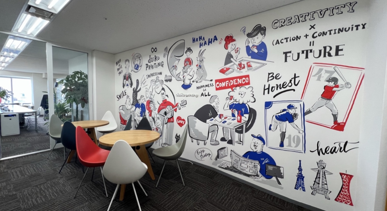 大興印刷株式会社のオフィスに完成した壁面アート全景。「CREATIVITY × (ACTION + CONTINUITY) = FUTURE」「Be Honest」などの言葉と野球選手のモチーフが描かれている。一般社団法人関西GX推進協議会 代表理事・GXアーティスト宇都宮涼子が制作